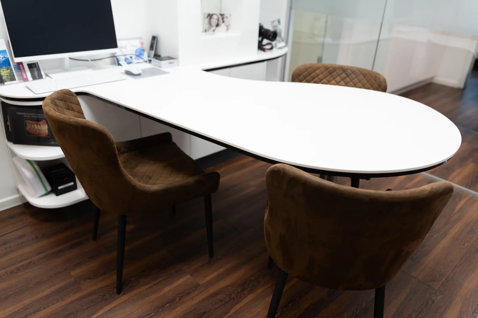 Besprechungsraum der Praxis für die Planung am Tisch