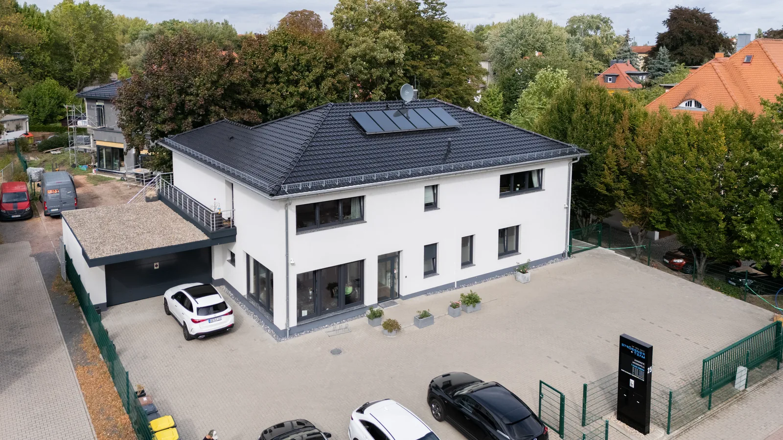 Luftaufnahme der Praxis mit eigenen Parkplätzen vor dem Eingang
